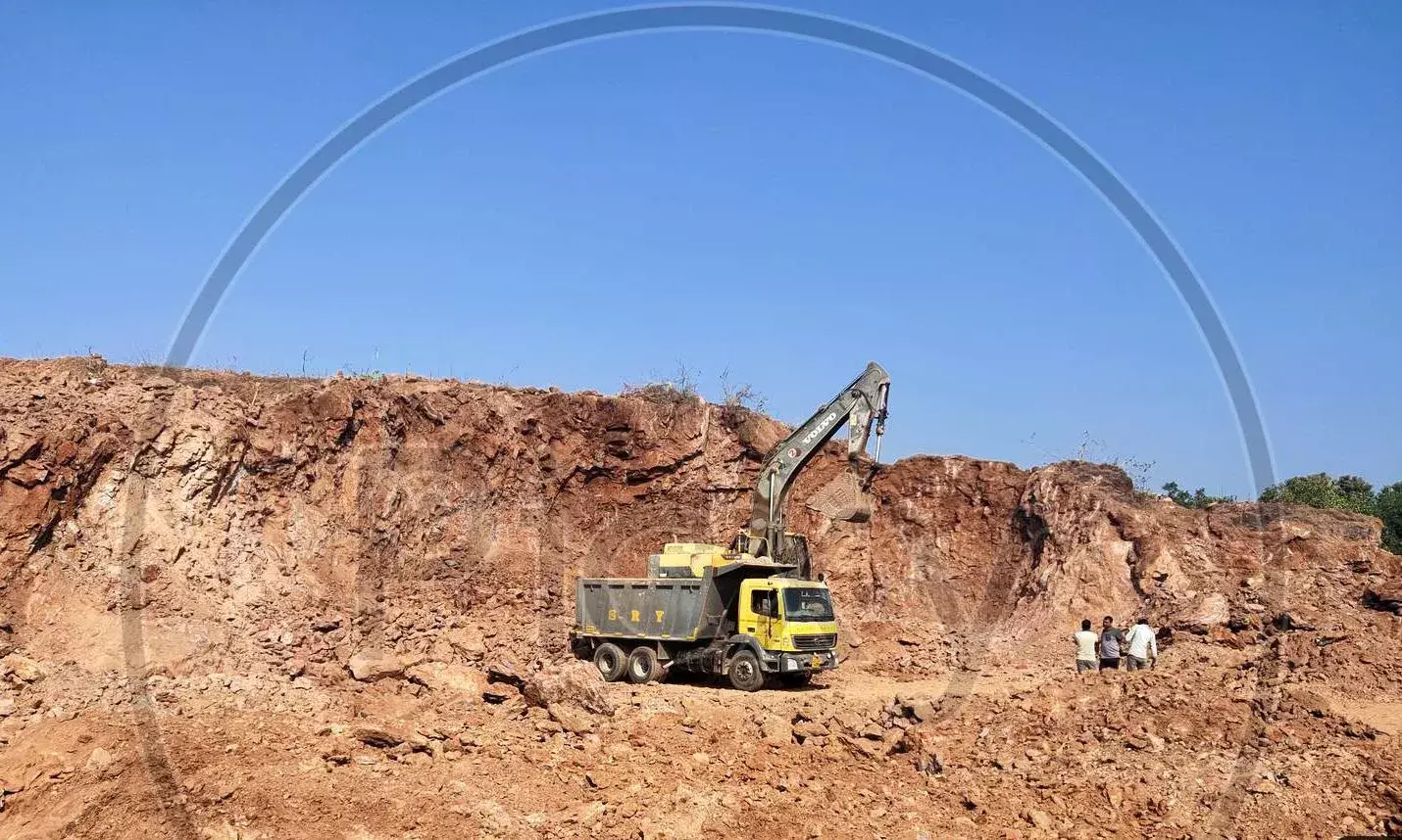 Kakinada: అడ్డగోలుగా మైనింగ్ మాఫియా ఆగడాలు Kakinada: అడ్డగోలుగా మైనింగ్ మాఫియా ఆగడాలు