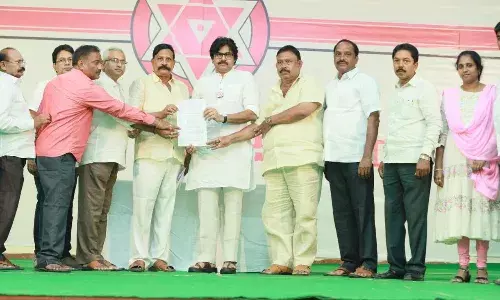 Eeluru: జనవాణి కార్యక్రమంలో పవన్ భరోసా Eeluru: జనవాణి కార్యక్రమంలో పవన్ భరోసా