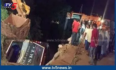Prakasham: కాలువలోకి దూసుకెళ్లిన ఆర్టీసీ బస్సు.. Prakasham: కాలువలోకి దూసుకెళ్లిన ఆర్టీసీ బస్సు..