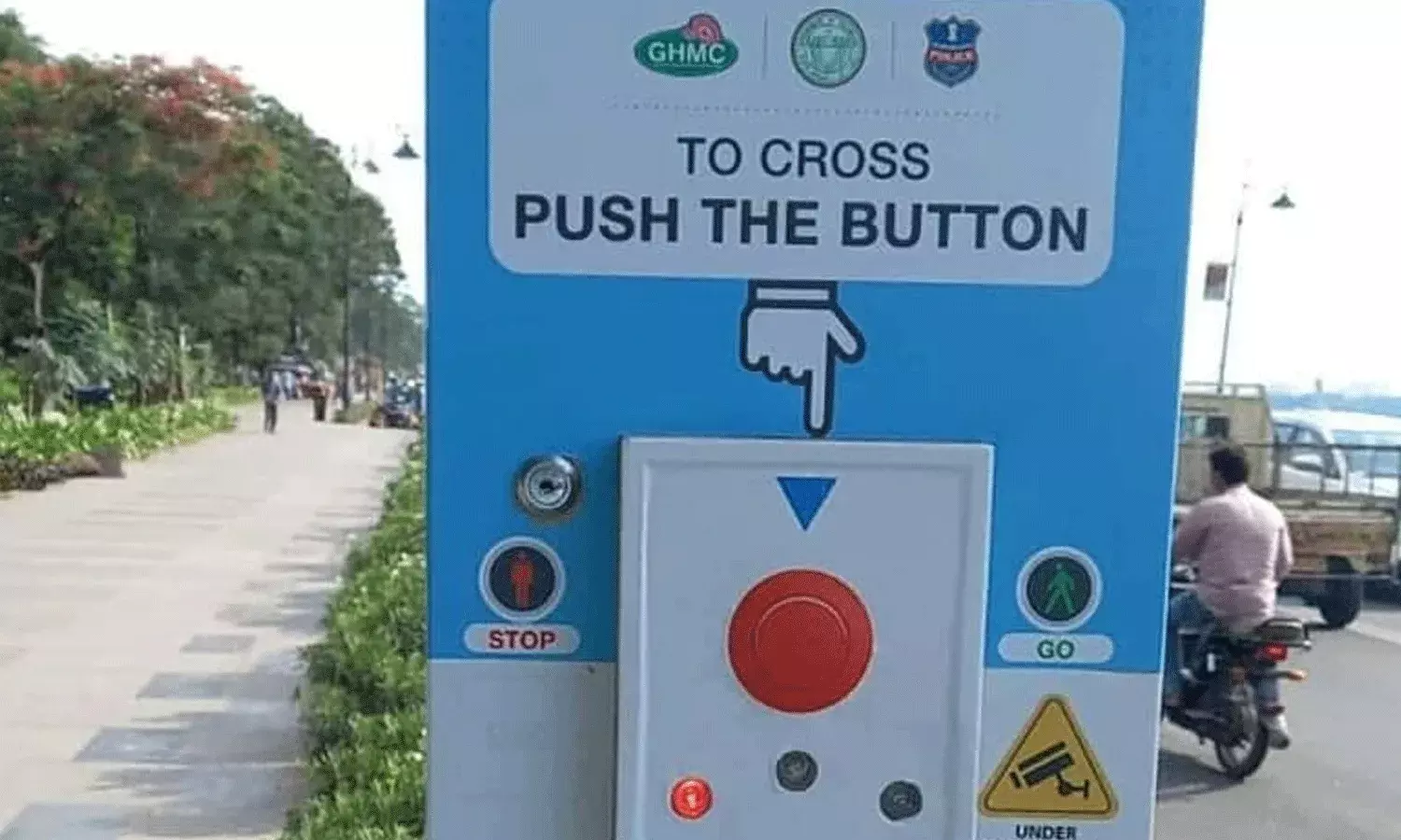 ఇకపై రోడ్డు దాటడం చాలా ఈజీ.. ఈ బటన్ నొక్కితే సరి ఇకపై రోడ్డు దాటడం చాలా ఈజీ.. ఈ బటన్ నొక్కితే సరి