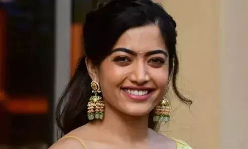 Rashmika: రష్మిక మొబైల్ లాక్కున్న అభిమాని Rashmika: రష్మిక మొబైల్ లాక్కున్న అభిమాని
