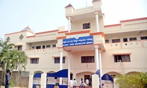 అనకాపల్లి కలెక్టరేట్ వద్ద ఉద్రిక్త పరిస్థితి