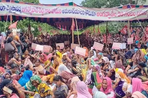 శ్రీకాకుళంలో అంగన్వాడీల ఆందోళన శ్రీకాకుళంలో అంగన్వాడీల ఆందోళన