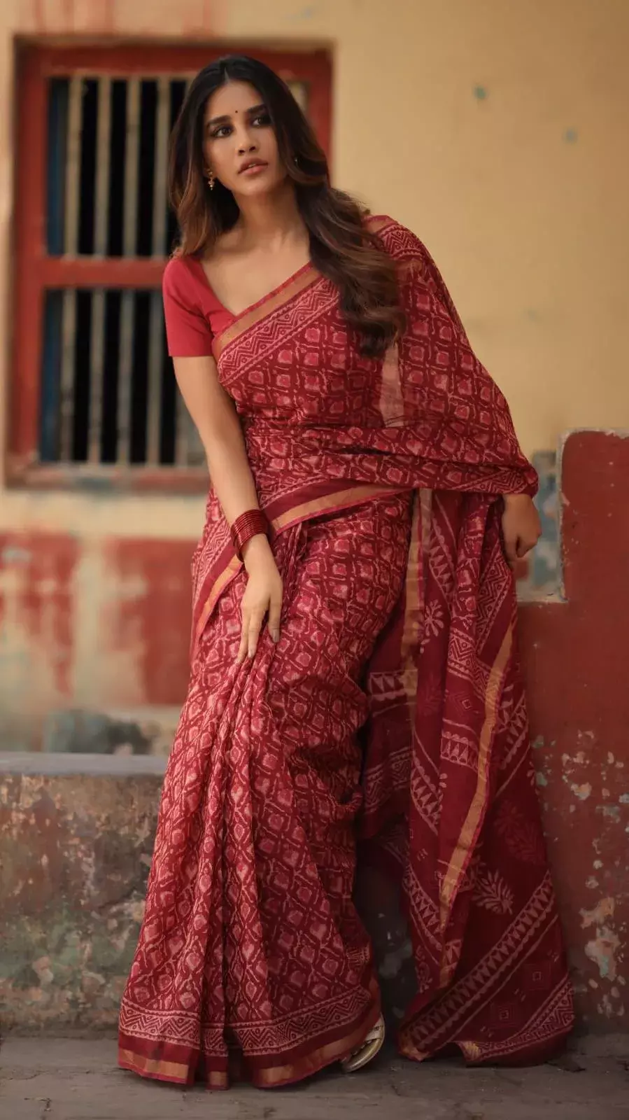 NabhaNatesh: ఎర్ర చీరలో చందమామ