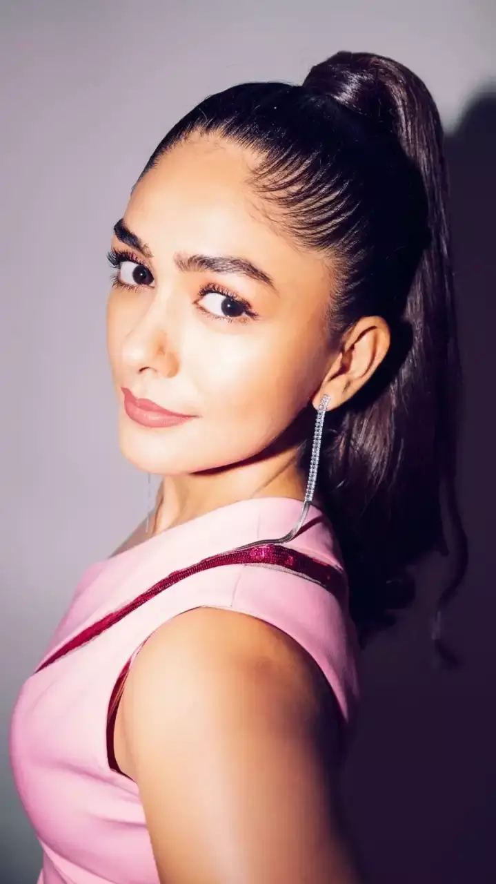 MrunalThakur: అచ్చం బార్బీ డాల్ లా ఉందే...