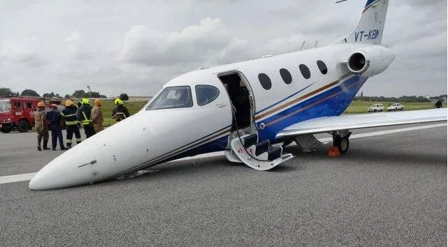 Aircraft: బెంగళూరులో విమానం ఎమర్జెన్సీ ల్యాండింగ్ Aircraft: బెంగళూరులో విమానం ఎమర్జెన్సీ ల్యాండింగ్