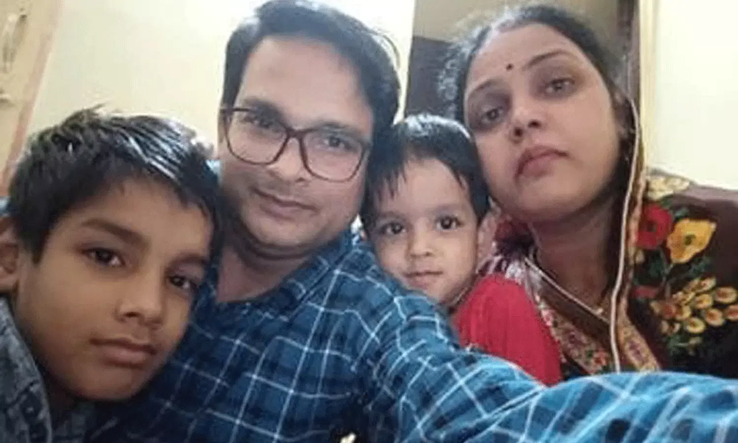అప్పుల బాధ.. ఇద్దరు పిల్లలకు విషమిచ్చి దంపతుల ఆత్మహత్య అప్పుల బాధ.. ఇద్దరు పిల్లలకు విషమిచ్చి దంపతుల ఆత్మహత్య