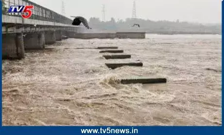 Yamuna river: ఉప్పొంగిన యమున.. Yamuna river: ఉప్పొంగిన యమున..
