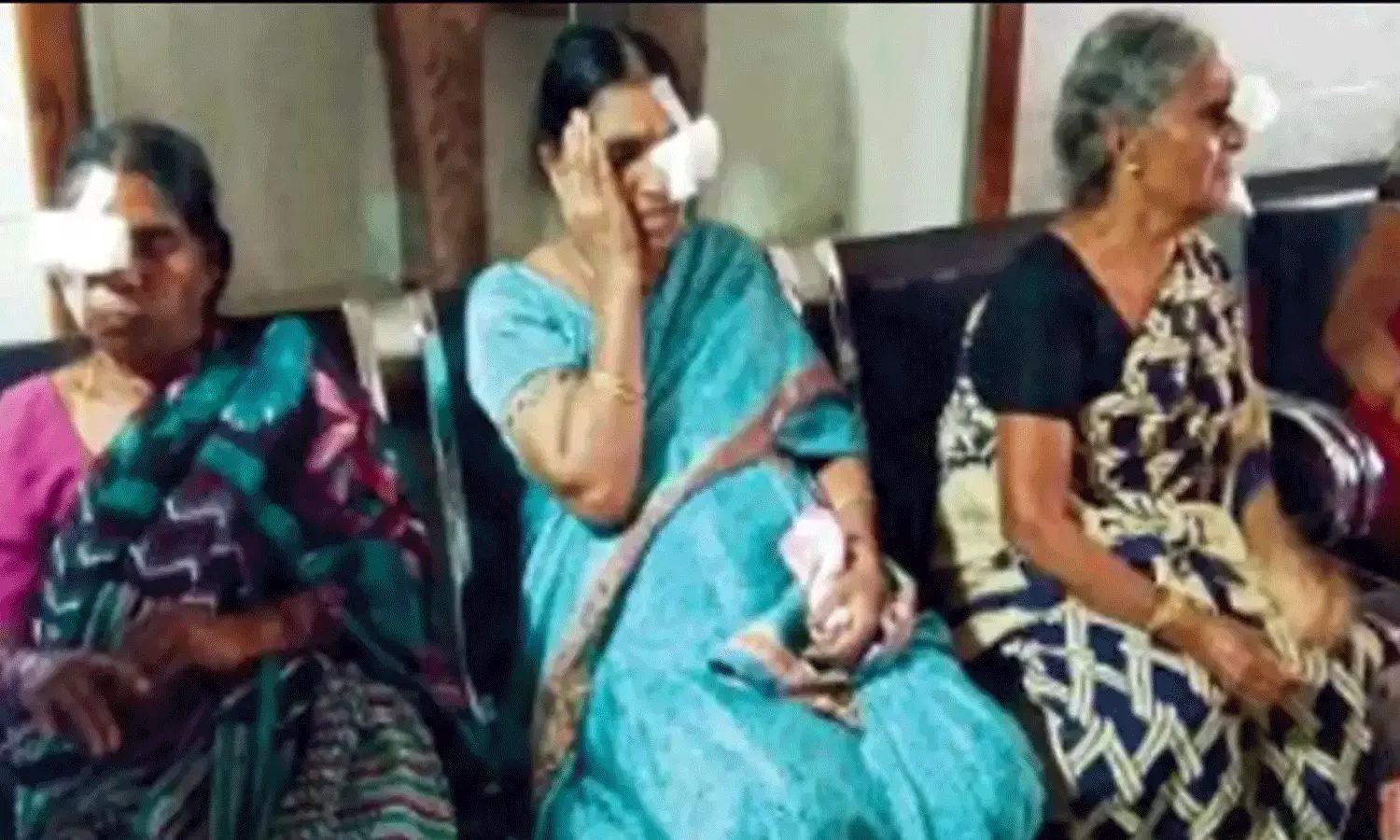 ప్రభుత్వ ఆసుపత్రిలో కంటి ఆపరేషన్.. చూపు కోల్పోయిన 18 మంది రోగులు ప్రభుత్వ ఆసుపత్రిలో కంటి ఆపరేషన్.. చూపు కోల్పోయిన 18 మంది రోగులు