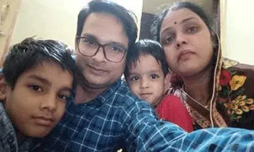 అప్పుల బాధ.. ఇద్దరు పిల్లలకు విషమిచ్చి దంపతుల ఆత్మహత్య అప్పుల బాధ.. ఇద్దరు పిల్లలకు విషమిచ్చి దంపతుల ఆత్మహత్య