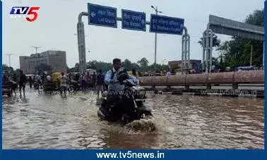 Delhi: వరద గుప్పిట రాజధాని..నీట మునిగిన రోడ్లు..