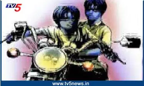 BANGALURU: రోడ్డుపై రెచ్చిపోతున్న ఆకతాయిలు