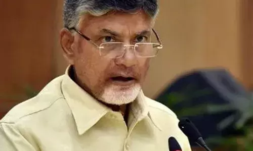 కాన్వాయ్‌ దిగి..మహిళలకు వైద్యం