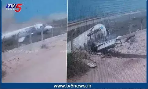 Plane accident: ఫెన్సింగ్ను ఢీకొట్టి ముక్కలైన..విమానం Plane accident: ఫెన్సింగ్ను ఢీకొట్టి ముక్కలైన..విమానం