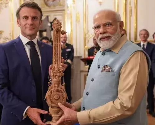 Modi France tour: మోదీకి మెక్రాన్‌ బహుమతి..