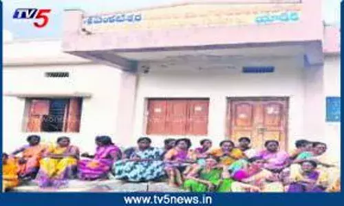 వైకేపీ అధికారుల నిర్భందం..తాళాలు వేసి మహిళల ఆందోళన