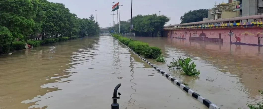 DELHI RAINS: జల దిగ్బంధంలోనే ఢిల్లీ.. హిమాచల్లో మళ్లీ భారీ వర్షాలు DELHI RAINS: జల దిగ్బంధంలోనే ఢిల్లీ.. హిమాచల్లో మళ్లీ భారీ వర్షాలు