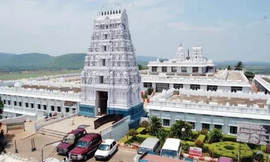 AP: పురోహితుల వేలంపై హిందూ సంఘాలు ఫైర్