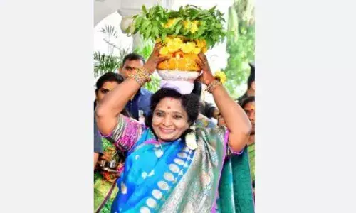 Telangana: బోనమెత్తిన గవర్నర్ తమిళిసై Telangana: బోనమెత్తిన గవర్నర్ తమిళిసై