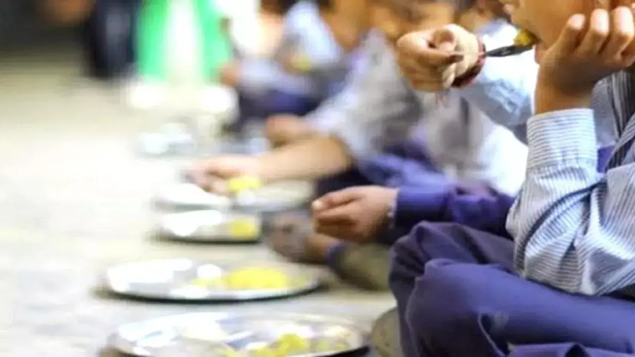 TS: స్కూల్లో గిన్నెలు కడుగుతున్న ప్రభుత్వ ఉపాధ్యాయులు