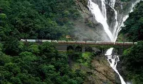 Ddudhsagar: టూరిస్టులను గుంజీలు తీయించిన పోలీసులు