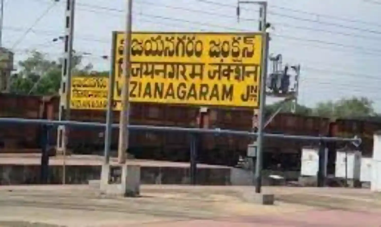 విజయనగరం జిల్లాలో వైసీపీ నేతల అరాచకం విజయనగరం జిల్లాలో వైసీపీ నేతల అరాచకం