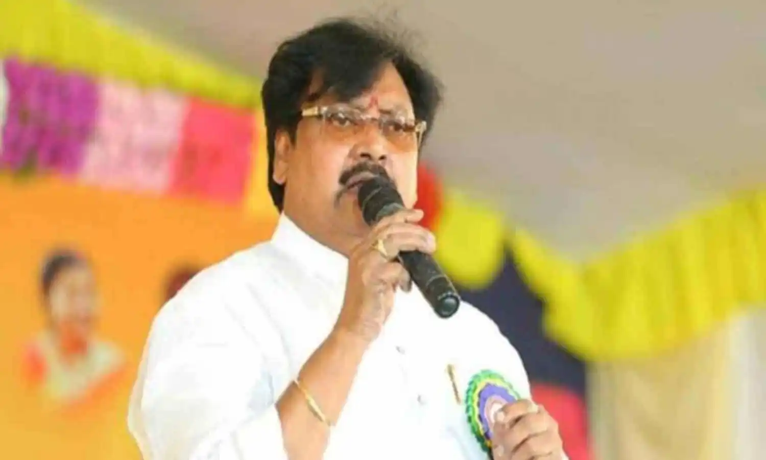 ఏపీలో పోలీసుల తీరుపై టీడీపీ నేత వర్ల రామయ్య ఫైర్ ఏపీలో పోలీసుల తీరుపై టీడీపీ నేత వర్ల రామయ్య ఫైర్