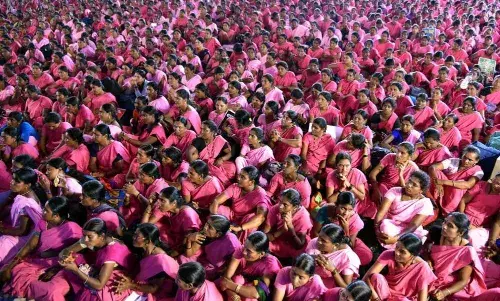 అనకాపల్లి ఏరియా ఆస్పత్రి ఎదుట ఆశావర్కర్ల ఆందోళన అనకాపల్లి ఏరియా ఆస్పత్రి ఎదుట ఆశావర్కర్ల ఆందోళన