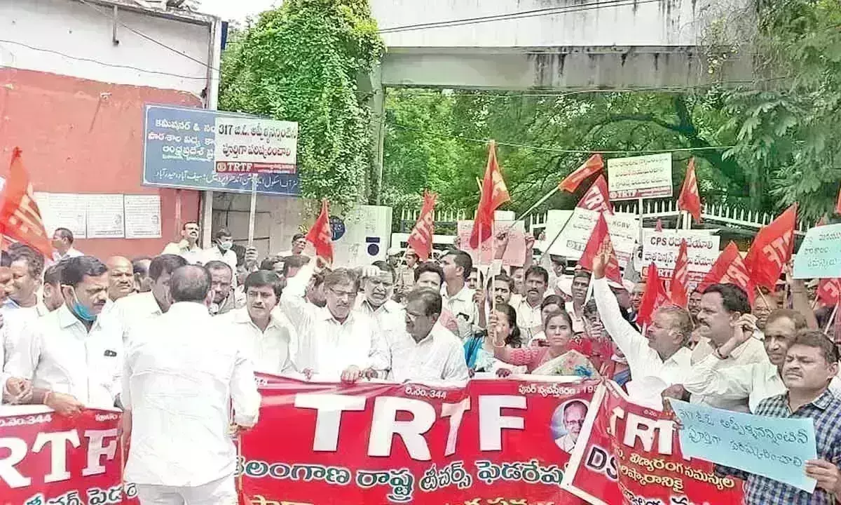 హైదరాబాద్లోని స్కూల్ ఎడ్యుకేషన్ ఆఫీస్ వద్ద ఉద్రిక్తత హైదరాబాద్లోని స్కూల్ ఎడ్యుకేషన్ ఆఫీస్ వద్ద ఉద్రిక్తత