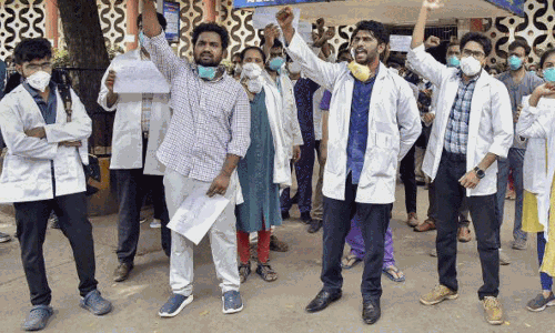 కోఠి డీఎంఈ ఆఫీస్ ఎదుట డాక్టర్ల ఆందోళన కోఠి డీఎంఈ ఆఫీస్ ఎదుట డాక్టర్ల ఆందోళన