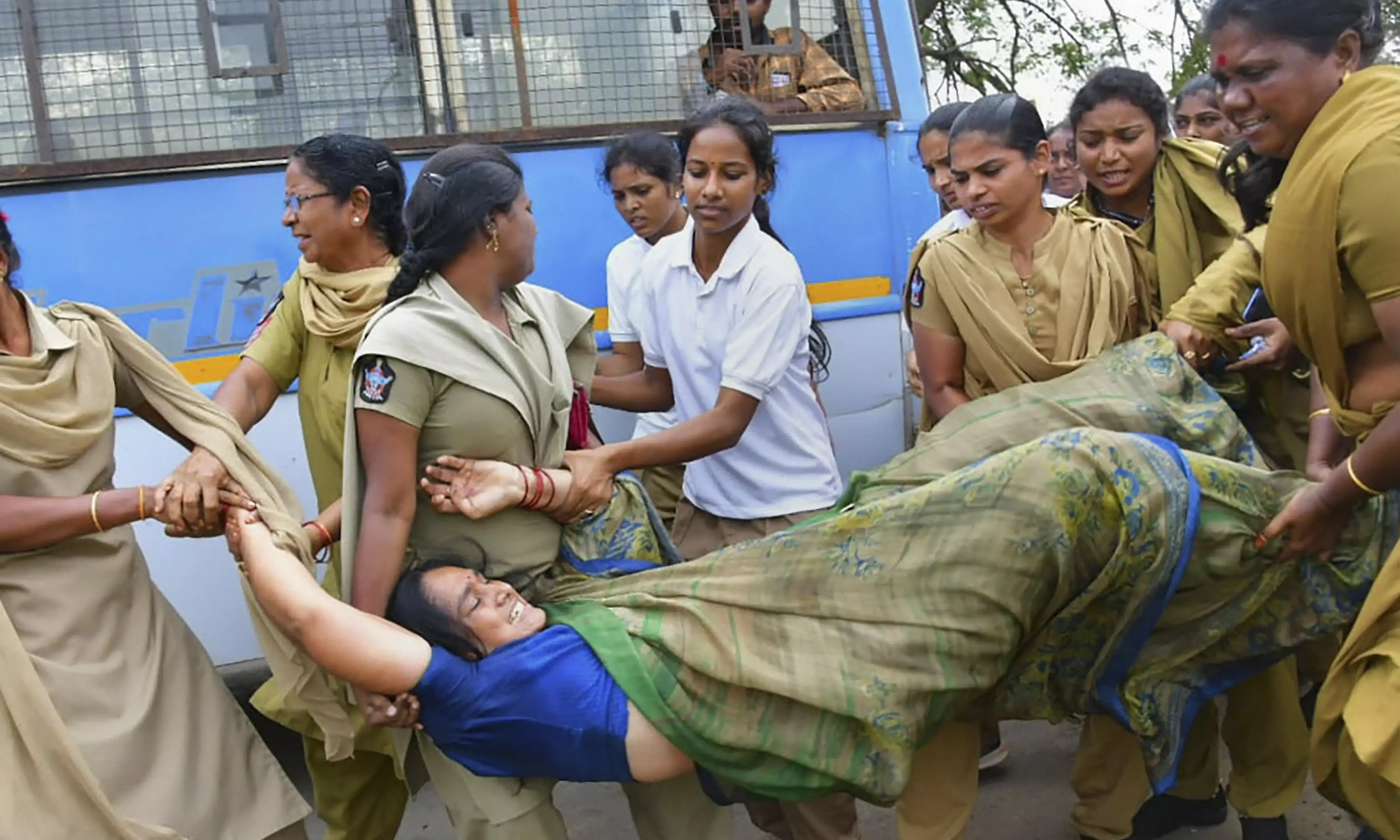 Guntur: మహిళల ధర్నాపై పోలీసుల కర్కశత్వం