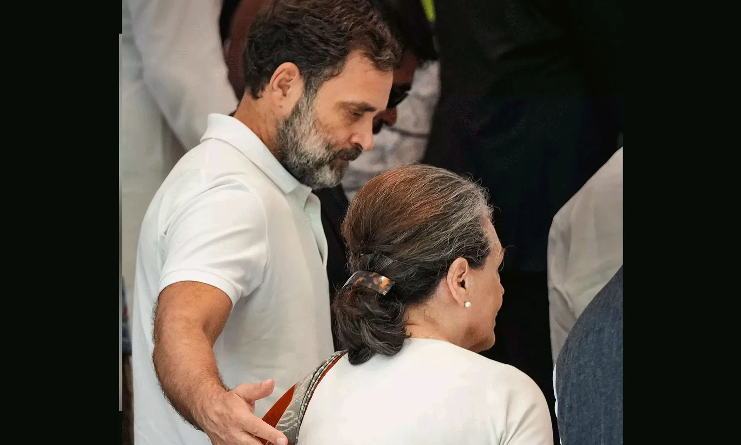 రాహుల్, సోనియా ప్రయాణిస్తున్న విమానం అత్యవసర ల్యాండింగ్.. రాహుల్, సోనియా ప్రయాణిస్తున్న విమానం అత్యవసర ల్యాండింగ్..