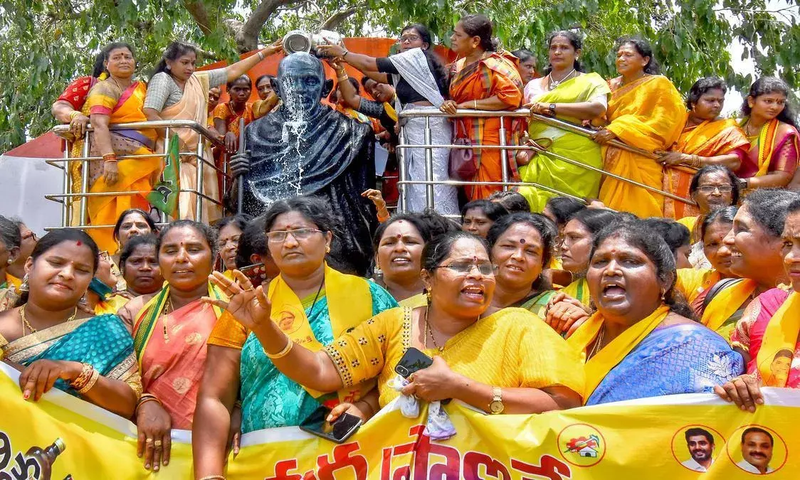 విశాఖలో టీడీపీ ఆధ్వర్యంలో మహిళల ఆత్మగౌరవ ర్యాలీ విశాఖలో టీడీపీ ఆధ్వర్యంలో మహిళల ఆత్మగౌరవ ర్యాలీ