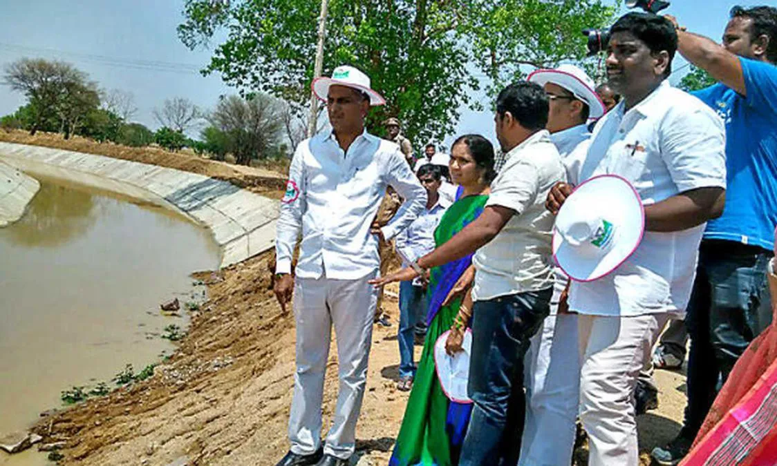 మహిళా కులీలతో కలిసి నాట్లు వేసిన ఎమ్మెల్యే మహిళా కులీలతో కలిసి నాట్లు వేసిన ఎమ్మెల్యే