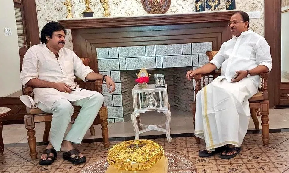 NDA Alliance Meet: భాజాపా నేత మురళీధర్ తో భేటీ అయిన పవర్ స్టార్ NDA Alliance Meet: భాజాపా నేత మురళీధర్ తో భేటీ అయిన పవర్ స్టార్