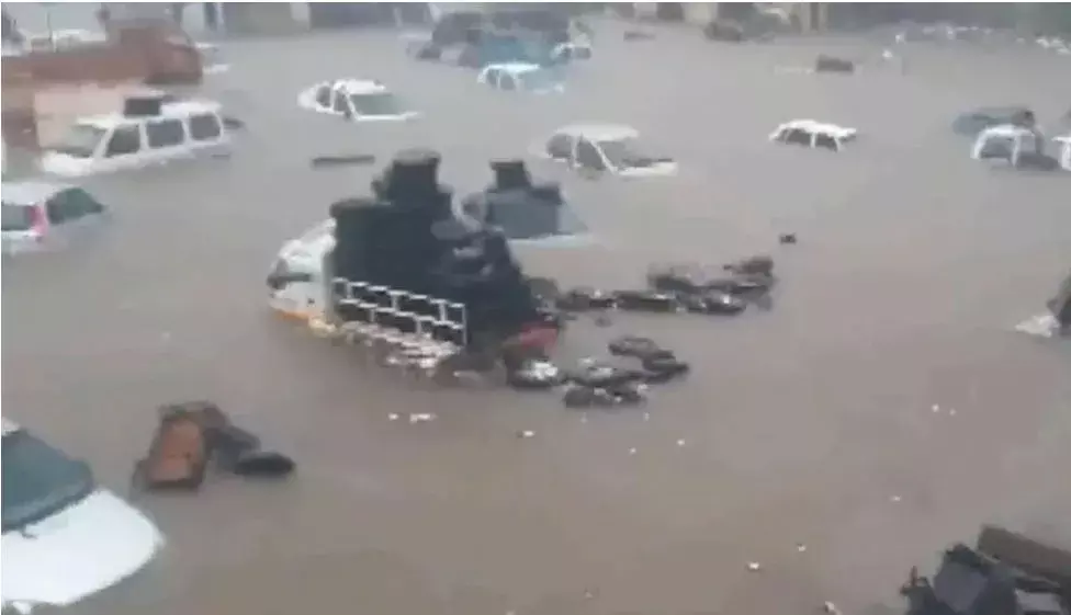RAINS ALERT: గుజరాత్లో కుండపోత.. ఢిల్లీలో యమునా డేంజర్ బెల్స్ RAINS ALERT: గుజరాత్లో కుండపోత.. ఢిల్లీలో యమునా డేంజర్ బెల్స్