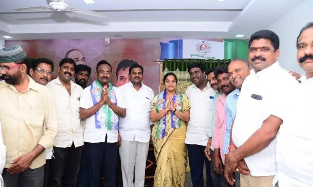 వైసీపీ ఎమ్మెల్యేకు షాక్ ఇచ్చిన మహిళలు వైసీపీ ఎమ్మెల్యేకు షాక్ ఇచ్చిన మహిళలు