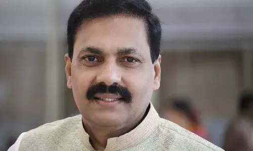 కాకాని సభకు ప్రజలు గైర్హాజరు...
