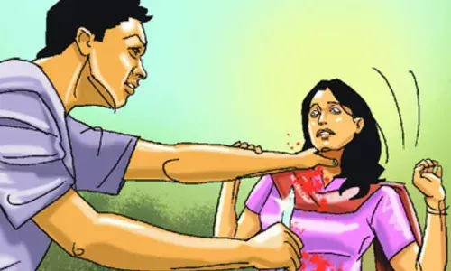 ఆరు నెలల గర్భిణిపై కత్తితో పైశాచిక దాడి ఆరు నెలల గర్భిణిపై కత్తితో పైశాచిక దాడి