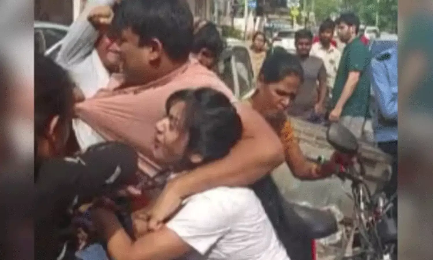 పైలెట్ దంపతులు పదేళ్ల బాలికను పనిలో పెట్టుకుని శారీరకంగా.. ఆగ్రహించిన స్థానికులు పైలెట్ దంపతులు పదేళ్ల బాలికను పనిలో పెట్టుకుని శారీరకంగా.. ఆగ్రహించిన స్థానికులు