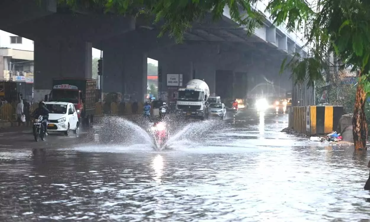 Telangana: హైదరాబాద్లో వర్షధారాపాతం Telangana: హైదరాబాద్లో వర్షధారాపాతం