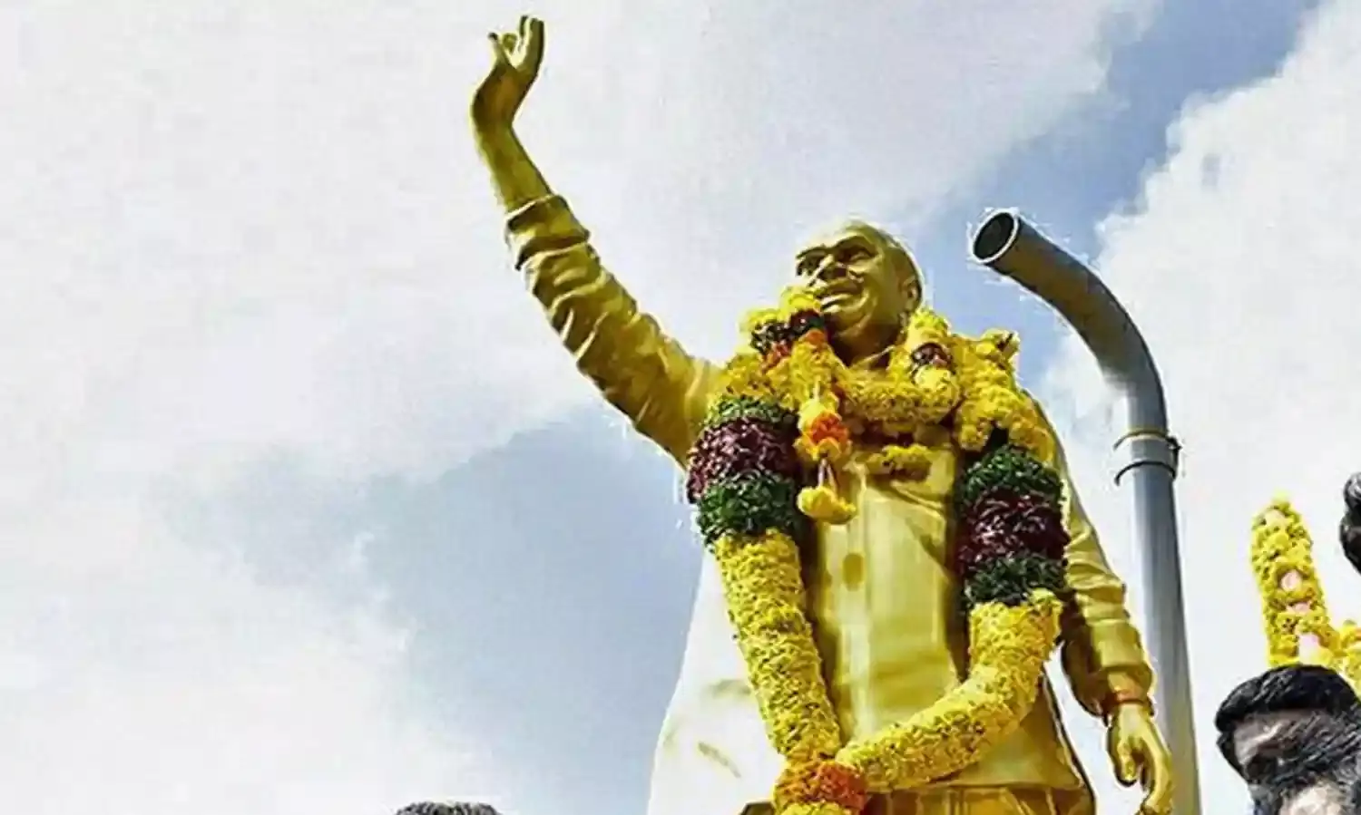 SKU: వైఎస్ఆర్ విగ్రహ ఏర్పాటుపై మండిపడుతోన్న విద్యార్ధి సంఘాలు SKU: వైఎస్ఆర్ విగ్రహ ఏర్పాటుపై మండిపడుతోన్న విద్యార్ధి సంఘాలు