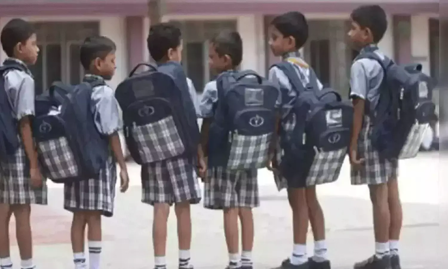 భారీ వర్షాలు.. బడికి శెలవులు..