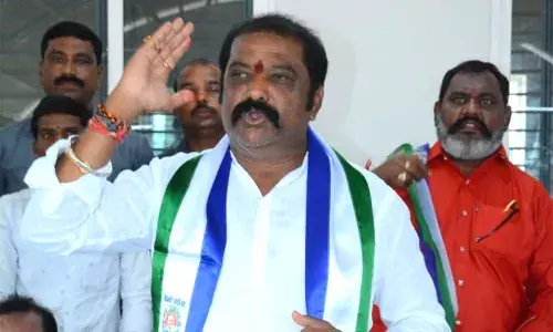 మంత్రి గుమ్మనూరుకు చేదు అనుభవం