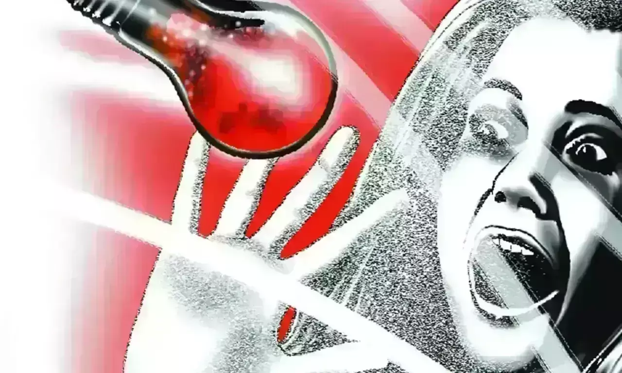 AP: వీధి రౌడీలను తలపిస్తున్న వాలంటీర్లు