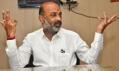 Bandi Sanjay: కిషన్ రెడ్డి అరెస్ట్ పై మండిపడ్డ బండి సంజయ్ Bandi Sanjay: కిషన్ రెడ్డి అరెస్ట్ పై మండిపడ్డ బండి సంజయ్