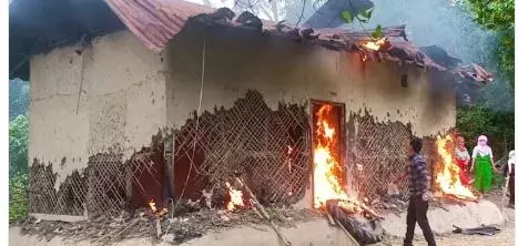 MANIPUR TERROR: నిందితుడి ఇల్లు తగలబెట్టేశారు.. కుటుంబాన్ని వెలేశారు MANIPUR TERROR: నిందితుడి ఇల్లు తగలబెట్టేశారు.. కుటుంబాన్ని వెలేశారు