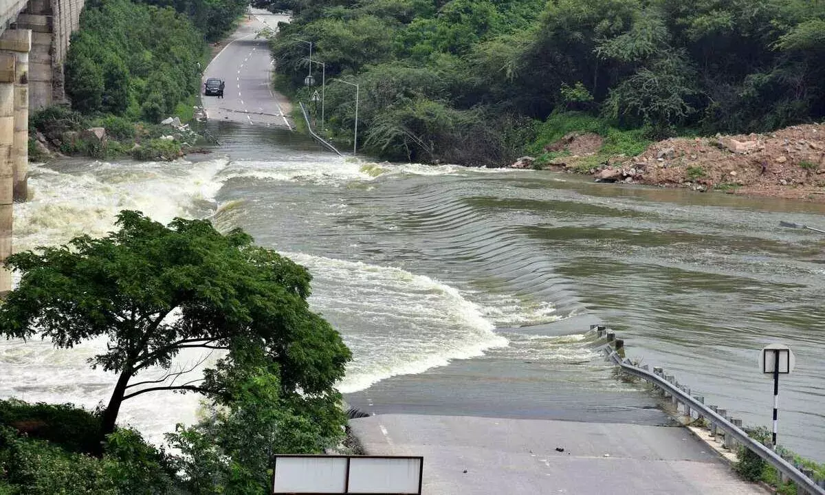 Shamshabad: వాగులో  వెంచర్... నీట మునిగిన వైనం Shamshabad: వాగులో  వెంచర్... నీట మునిగిన వైనం