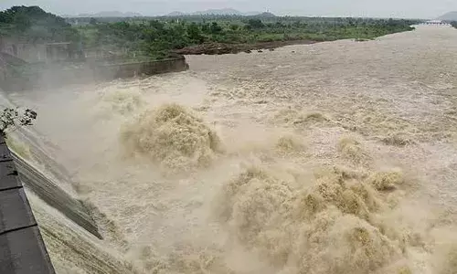 ప్రమాదంలో కడెం ప్రాజెక్టు.. మొరాయిస్తోన్న 4, 6నెం. గేట్లు, ప్రమాదంలో కడెం ప్రాజెక్టు.. మొరాయిస్తోన్న 4, 6నెం. గేట్లు,