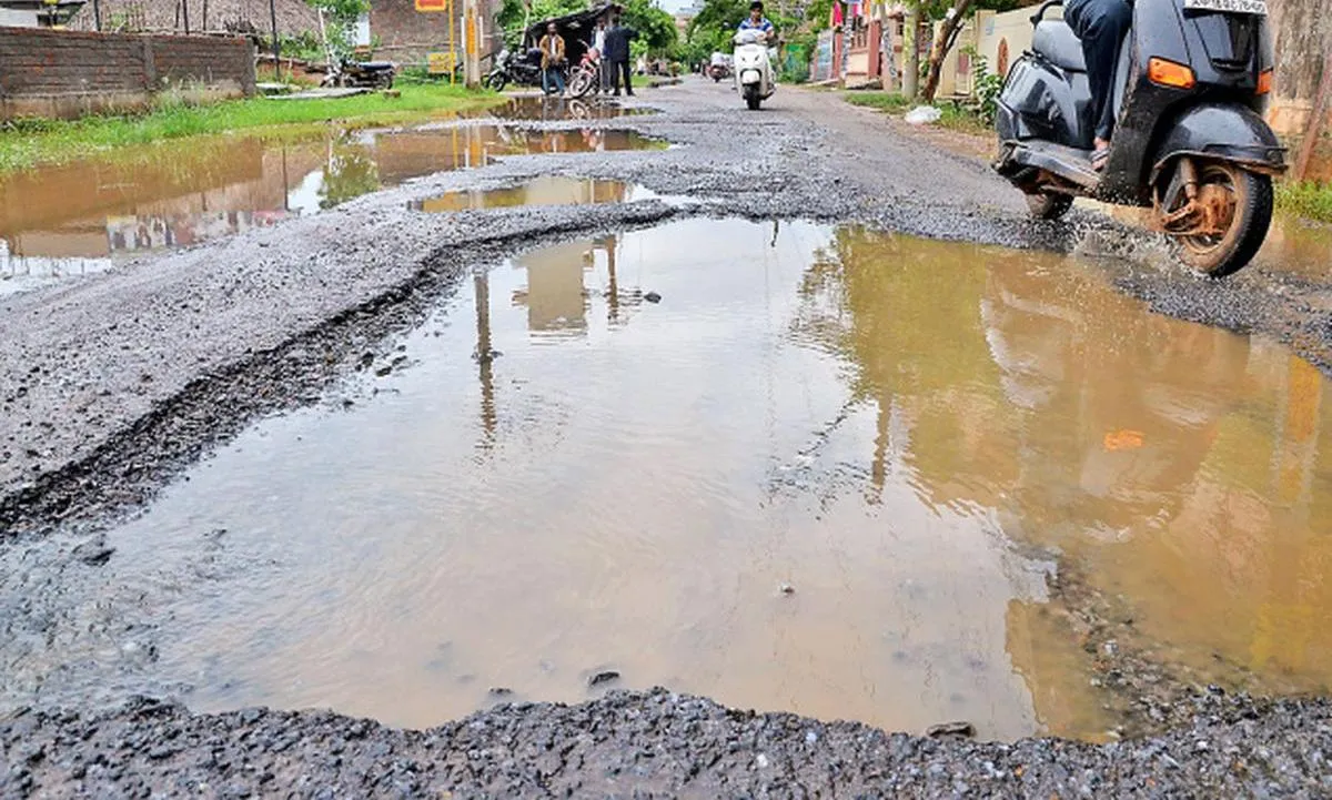Eluru: ఏలూరు ప్రజలను భయపెడుతున్న రోడ్లు Eluru: ఏలూరు ప్రజలను భయపెడుతున్న రోడ్లు